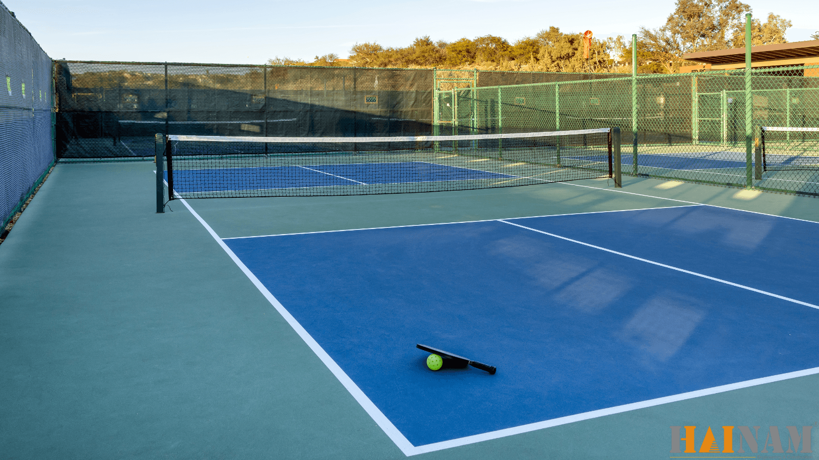 Các loại vật liệu thi công sân Pickleball như nền bê tông, sơn phủ chuyên dụng và thiết bị thi đấu đạt chuẩn