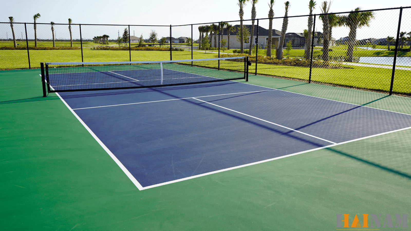 Công nhân thi công sân Pickleball theo kích thước tiêu chuẩn quốc tế, đảm bảo mặt sân bằng phẳng và chống trượt